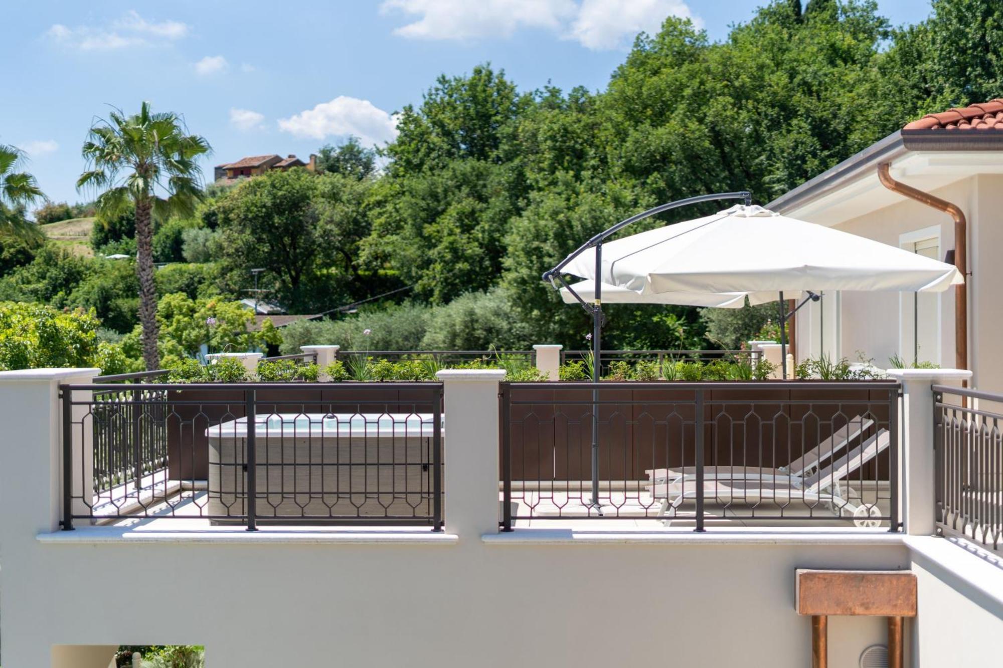 Villa Silvia Apartments San Felice del Benaco Buitenkant foto